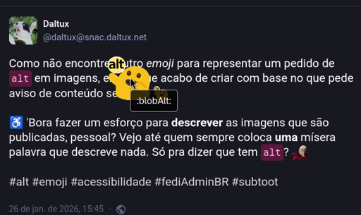 recorte de captura de tela demonstrativa da interface Web do Mastodon da Ayom com tema escuro em que figura uma publicação com destaque de um emoji personalizado “blobAlt” ampliado pelo cursor do mouse que paira sobre a imagem.