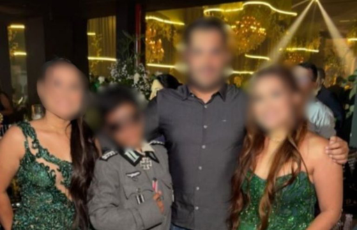 Caso de apologia ao nazismo em RN

O episódio ocorreu durante uma festa de formatura de uma família de alto poder aquisitivo na Facene em Mossoró-RN, na ocasião o adolescente de 13 anos irmão das duas formandos trajava farda nazista e e símbolos nazi  como a cruz de ferro.

O "mini gênio" como foi chamado por uma das tias executou a conhecida saudação nazista.

Após repercussão nas redes sociais membros da família fecharam seus perfis e excluíram as postagens.

Sobre essa família não se sabe muita coisa além que são naturais de Rondônia e possui negócios em estados do Nordeste como Ceará e Rio Grande do Norte, mas suas identidades foram protegidas.

A Facene, Faculdade de Enfermagem e Medicina Nova  Esperança, emitiu nota de repúdio e afirmou que o evento não foi organizado nem financiado pela instituição.