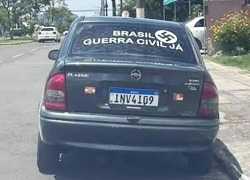 Nem toda Santa Catarina, mas sempre Santa Catarina: Homem foi preso nessa quinta feira (22) em Araranguá por exibir adesivo nazista:

Moradores avistaram um automóvel com adesivos da suástica nazi e com a frase "BRASIL GUERRA CIVIL JÁ" e acionaram a polícia.

O carro foi encontrado sem ocupantes e com  bandeiras de Santana Catarina e Rio Grande do Sul dentro do porta-malas ,  imagens de segurança ajudaram a identificar o condutor, que foi encontrado e lavado à Central de Flagrantes da Polícia Civil.

(DCM)