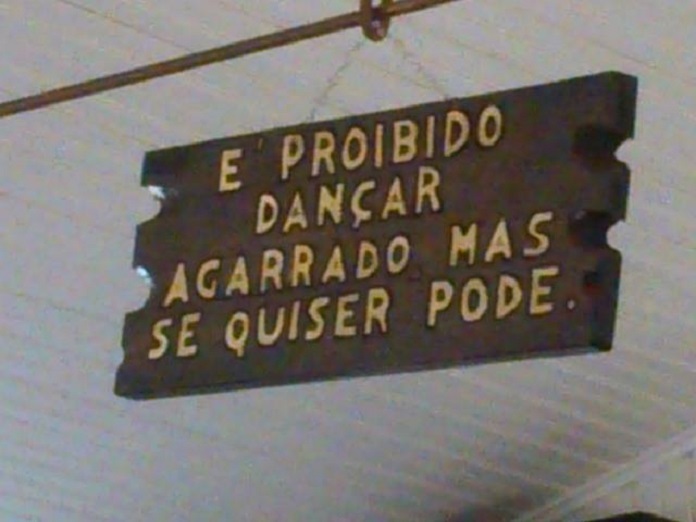 É proibido dançar agarrado