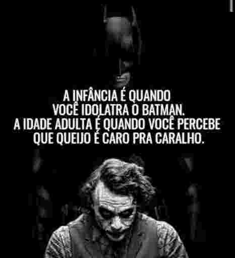 Uma imagem dramática do batman atrás do coringa, com um texto grande dizendo "A infância é quando você idolatra o batman. A idade adulta é quando você percebe que queijo é caro pra caralho""
