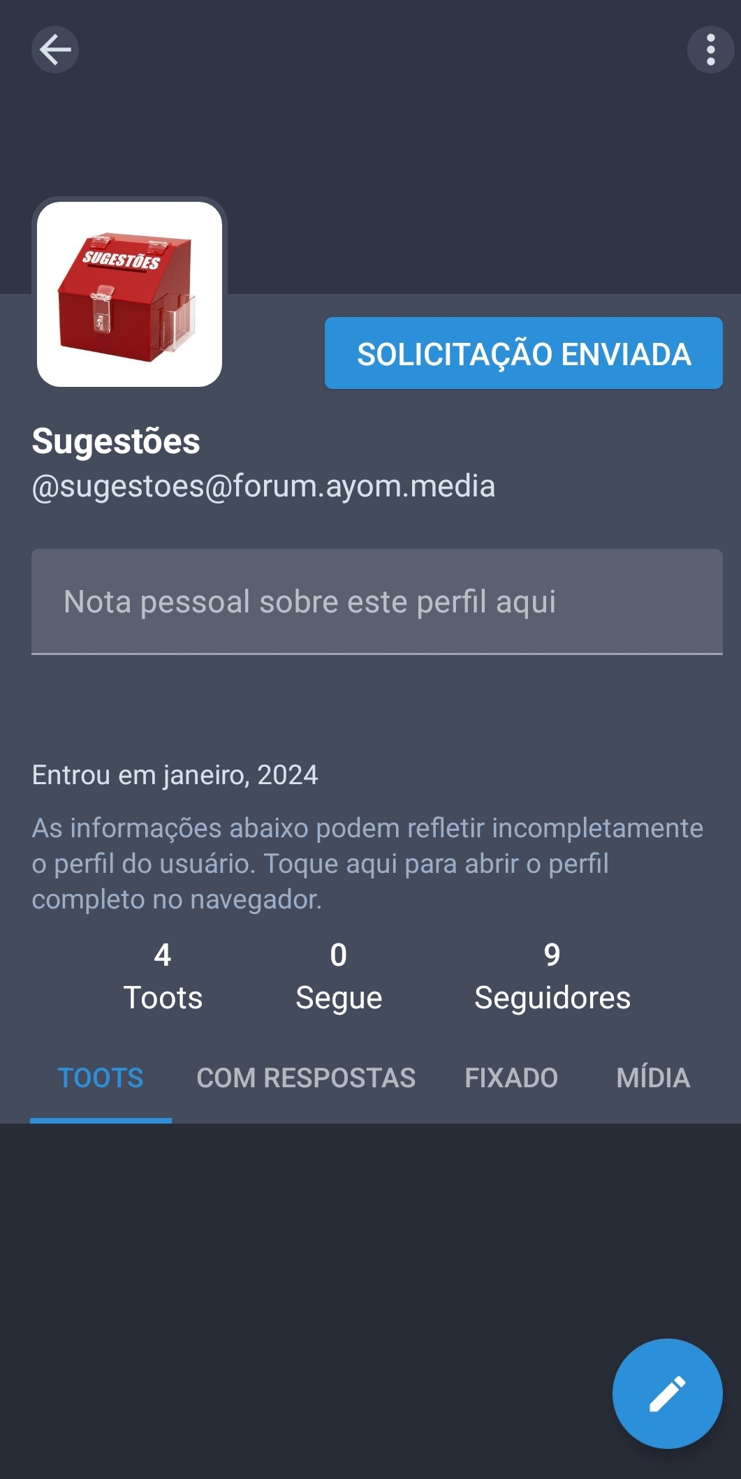 print de tela da visão do mastodon da comunidade sugestoes@forum.ayom.media. vé-se a foto de perfil da comunidade, ao lado tem um botão azul dizendo solicitação enviada (indicando que enviei solicitação de seguir a comunidade).  seguidores 9, segue 0, toots 4. Mas os toots não são visiveis. 