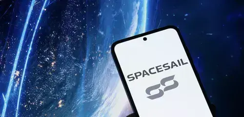 Constelação de satélites chineses chega ao Brasil: SpaceSail recebe licença da Anatel para desafiar domínio da Starlink:

A empresa chinesa recebeu autorização que permite usar até 324 satélites no começo e vale até julho de 2031. 

A SpaceSail também tem dois anos para começar a operar. Ou seja, a autorização já traz as regras básicas que a empresa precisa seguir para montar seu serviço e colocá-lo para funcionar no Brasil.